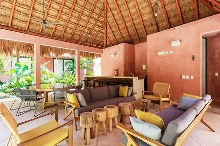 Vibrant Condo, Fiberoptic Wifi, Workspace & A Pool Tulum Nyaraló