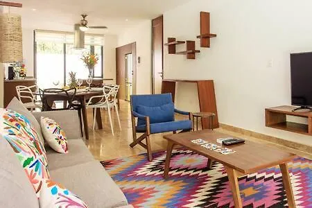 Nyaraló Vibrant Condo, Fiberoptic Wifi, Workspace & A Pool Tulum